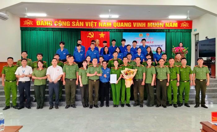 Chủ tịch Ủy ban MTTQ Việt Nam phường Phú Yên cùng đai diện lãnh đạo Phòng Công tác chính trị, Ban Thanh niên Công an tỉnh Đắk Lắk chụp ảnh cùng Công an phường Phú Yên và những thành viên chủ chốt trong mô hình “Đội Thanh niên xung kích vì nhân dân phục vụ”.