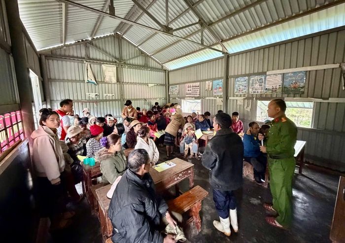 Tuyên truyền ma túy cho bà con đồng bào dân tộc thiểu của các xã A Lưới ở biên giới Việt - Lào.