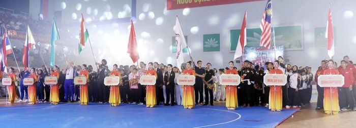 Các đội tham gia giải đấu tại lễ khai mạc.