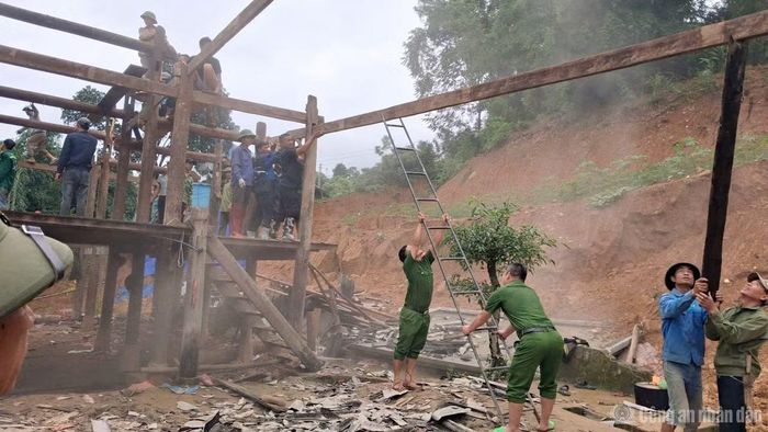 Các lực lượng tại chỗ khẩn trương tháo dỡ nhà, di chuyển tài sản của người dân, hoàn thành trước khi tình huống xấu có thể xảy ra.