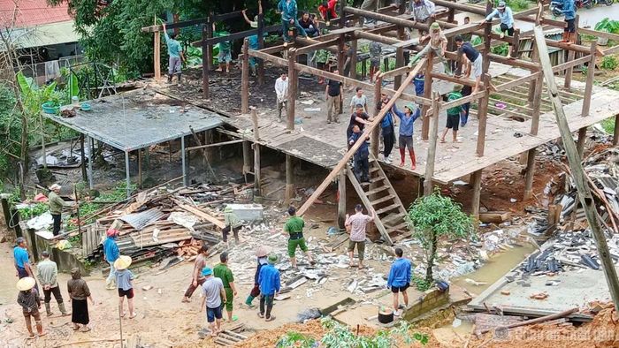 Công an xã Mường Kim hỗ trợ người dân tháo dỡ, di dời hai ngôi nhà sàn.
