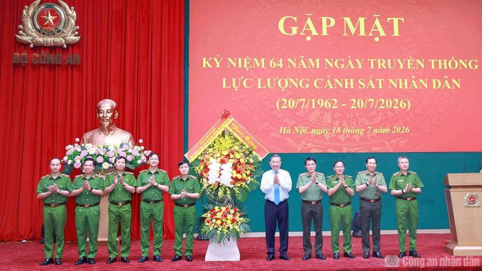Tổng Bí thư, Chủ tịch nước Tô Lâm trao tặng lẵng hoa chúc mừng lực lượng Cảnh sát nhân dân.