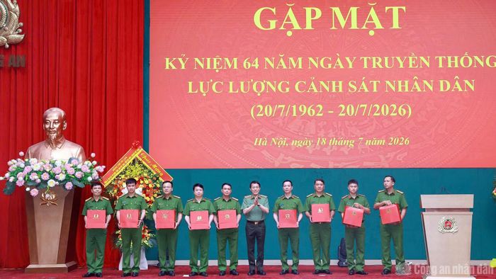 Bộ trưởng Lương Tam Quang trao quà tặng các đại biểu là thương binh nhân dịp Ngày thương binh, liệt sĩ 27/7.