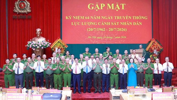 Tổng Bí thư, Chủ tịch nước Tô Lâm và các đại biểu chụp ảnh lưu niệm.