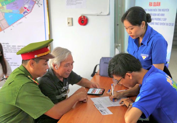 Công an phường Hòa Hưng hướng dẫn người dân thao tác trên cổng dịch vụ công.