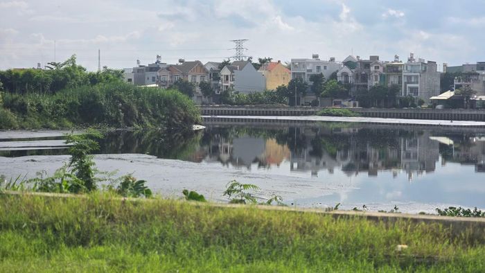 Một tuyến kênh "nước đen" bị bồi lắng gây ô nhiễm và khiến dòng chảy bị thu hẹp.
