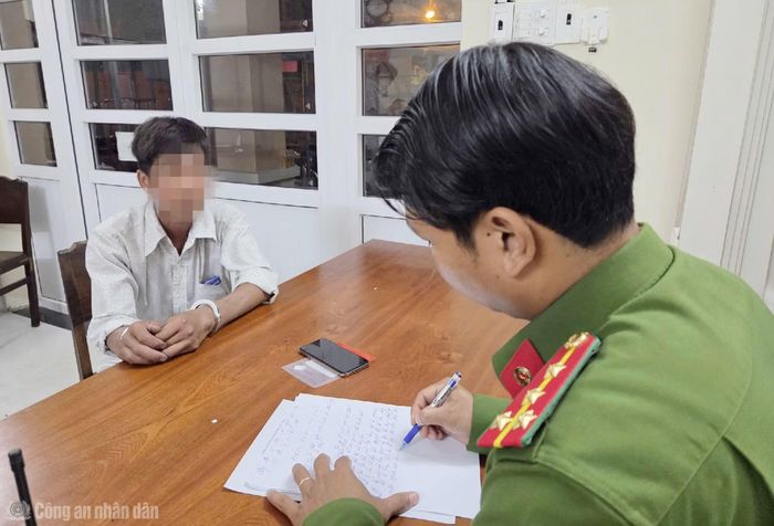 Cơ quan Công an làm việc với đối tượng tàng trữ trái phép chất ma túy.