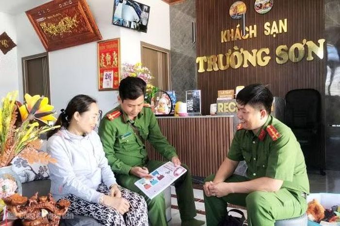Công an xã Cái Nước tuyên truyền, phổ biến pháp luật về phòng chống ma túy cho chủ cơ sở kinh doanh trên địa bàn.