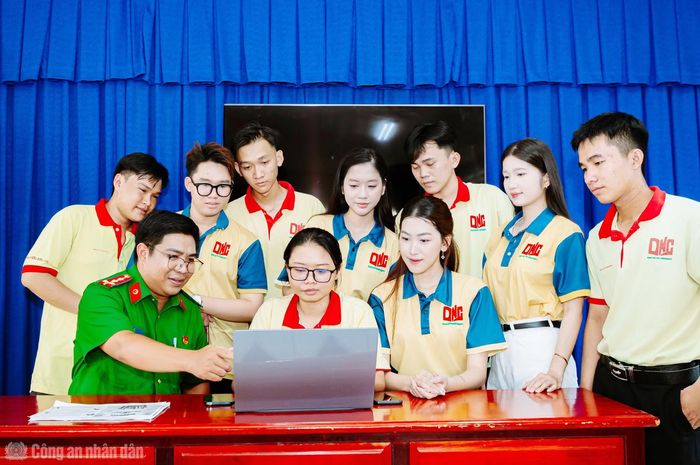 Công an phường Vĩnh Trạch phối hợp Đội Thanh niên tình nguyện Trường Đại học Nam Cần Thơ, tuyên truyền phòng chống ma túy trên địa bàn.