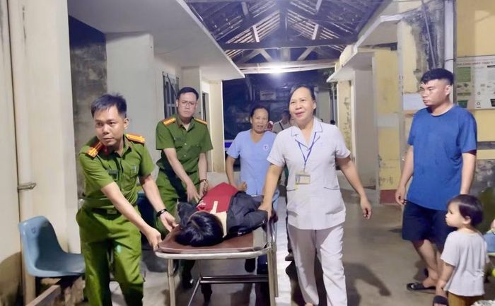 Công an xã Vân Hòa, tỉnh Đắk Lắk băng rừng, kịp thời đưa sản phụ đến bệnh viện.