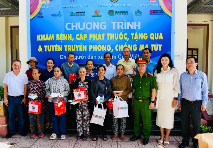 Đoàn công tác trao quà tặng các gia đình chính sách trên địa bàn xã Nam Cửa Việt, tỉnh Quảng Trị.