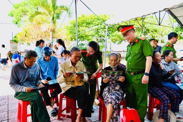 Cán bộ, chiến sỹ Cục Cảnh sát điều tra tội phạm về ma túy tuyên truyền phòng, chống ma túy cho người dân xã Nam Cửa Việt, tỉnh Quảng Trị.