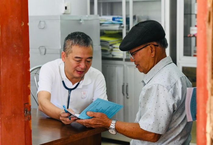 PGS.TS Nguyễn Lân Hiếu, Giám đốc Bệnh viện Đại học Y Hà Nội khám, tư vấn sức khỏe cho người dân.
