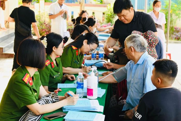 Lực lượng Công an hỗ trợ người dân xã Nam Cửa Việt, tỉnh Quảng Trị đến khám bệnh.