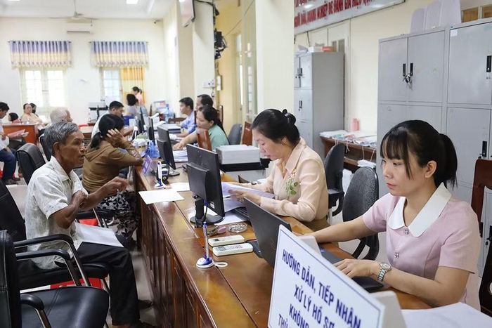 Tiếp nhận giải quyết hồ sơ cho người dân và doanh nghiệp tại Trung tâm dịch vụ hành chính công xã Tây Hòa.