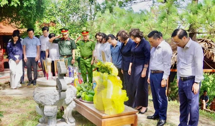 Đoàn đại biểu Quốc hội nước Cộng hòa xã hội chủ nghĩa Việt Nam do đồng chí Thượng tướng Nguyễn Doãn Anh, Phó Chủ tịch Quốc hội dâng hương tại mộ Đại tướng Võ Nguyên Giáp.