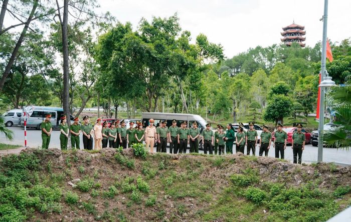 Nhiều đơn vị đã chọn Ngã ba Đồng Lộc là điểm đến trong hoạt động về nguồn.