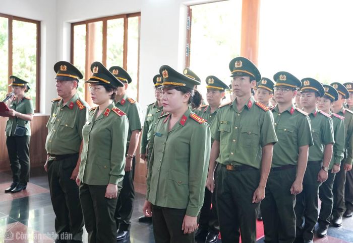 Đoàn cán bộ, y bác sĩ Bệnh viện 30-4 dâng hoa, dâng hương tại Khu di tích lịch sử Quốc gia Hòn Đá Bạc.