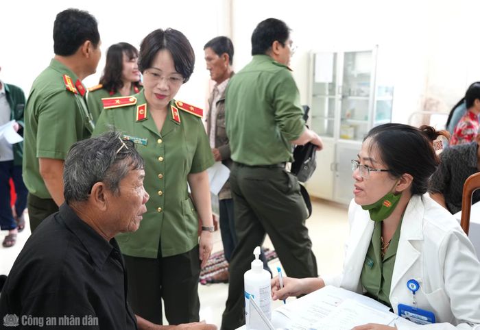 Lãnh đạo, y bác sĩ Bệnh viện 30-4 tặng quà, khám bệnh, tư vấn chế độ dinh dưỡng người dân, đặc biệt là các cụ già lớn tuổi.