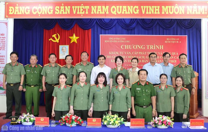 Đoàn công tác và chính quyền địa phương chụp ảnh lưu niệm tại chương trình.