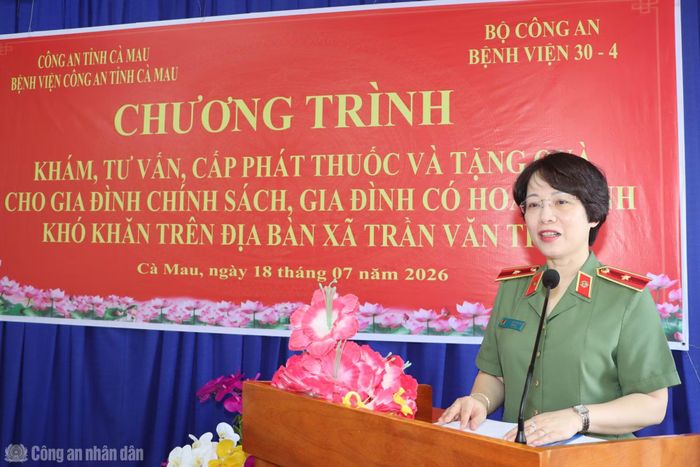 Thiếu tướng Dương Thị Thu Hằng, Giám đốc Bệnh viện 30-4 (Bộ Công an) phát biểu tại buổi tặng quà.
