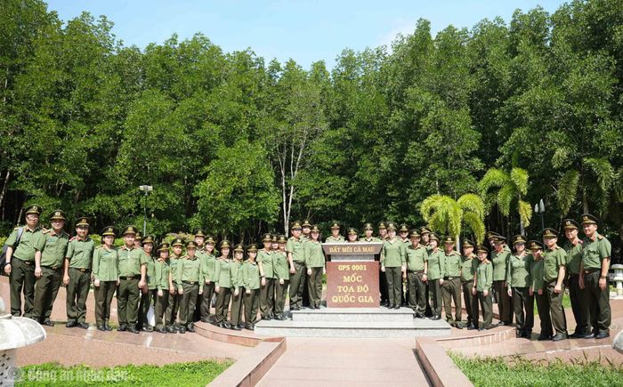 Đoàn cán bộ, y bác sĩ Bệnh viện 30-4 sinh hoạt chính trị và chụp ảnh lưu niệm tại Mũi Cà Mau.