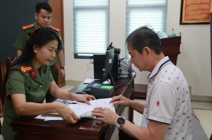 Công an tỉnh Nghệ An thực hiện thủ tục cấp định danh điện tử mức độ 2 cho người nước ngoài.