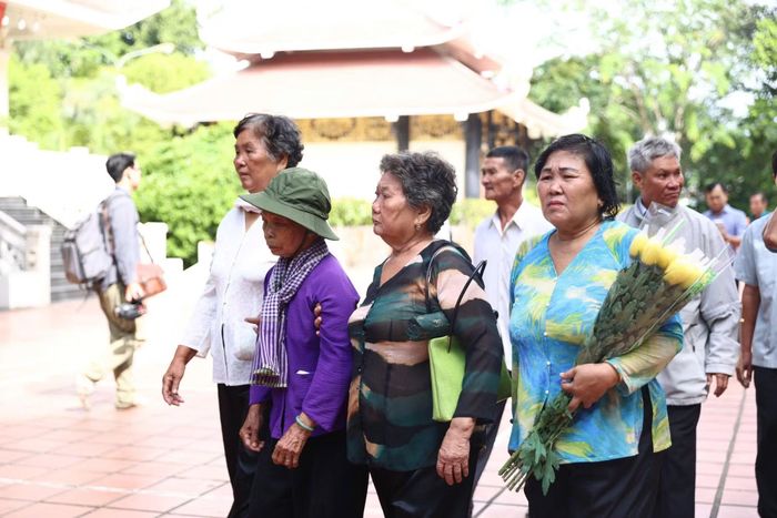 Gia đình, người thân bà Lệ tại khu vực tìm kiếm hài cốt liệt sĩ ở Công viên Lê Thị Riêng.