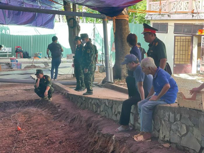 Kể từ ngày rãnh chôn tập thể được khai quật, ông Định ngưng bán vé số bám trụ theo dõi.