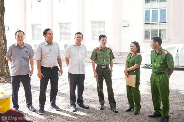 Đại tá Nguyễn Thanh Bình, Phó Giám đốc CATP Cần Thơ kiểm tra điểm thu nhận mẫu sinh phẩm ADN tại số 9A Trần Phú, phường Cái Khế.