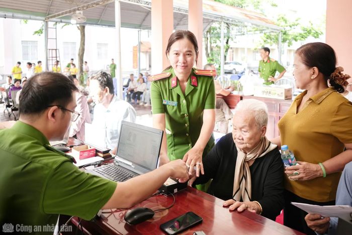 Các thân nhân liệt sĩ tuổi cao sức yếu được CBCS Công an thành phố tận tình hỗ trợ đưa đón.
