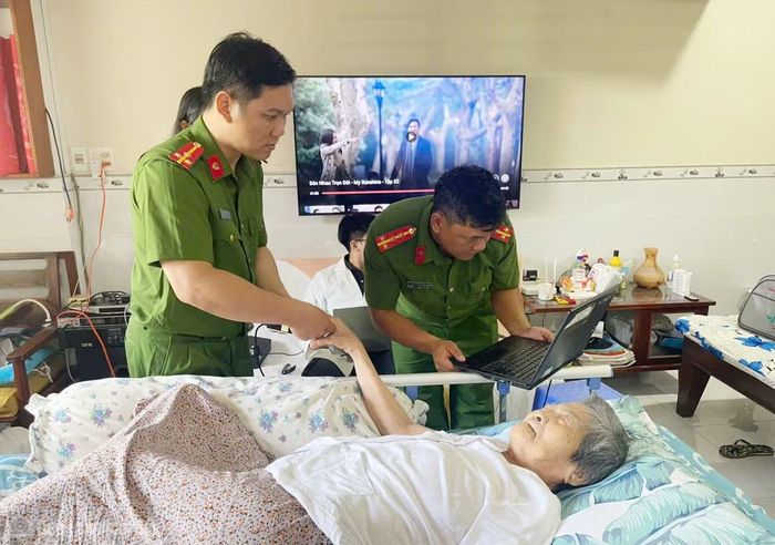 Tổ công thu mẫu lưu động đối với các thân nhân liệt sĩ không có khả năng đi lại.