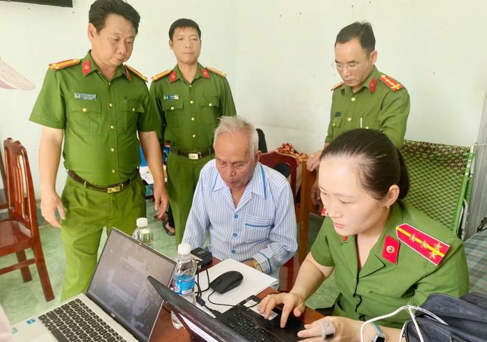 Tổ lưu động thu nhận ADN thân nhân liệt sĩ chưa xác định được danh tính.