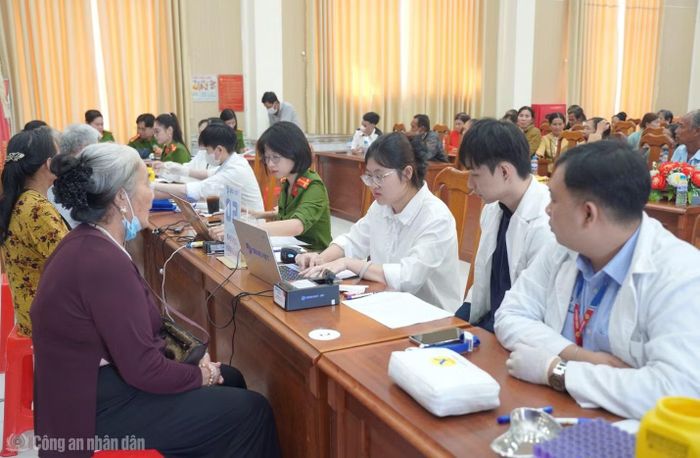 Cán bộ Phòng CSQLHC về TTXH cùng Công ty Cổ phần GeneStory thu nhận mẫu ADN thân nhân liệt sĩ chưa xác định được danh tính.