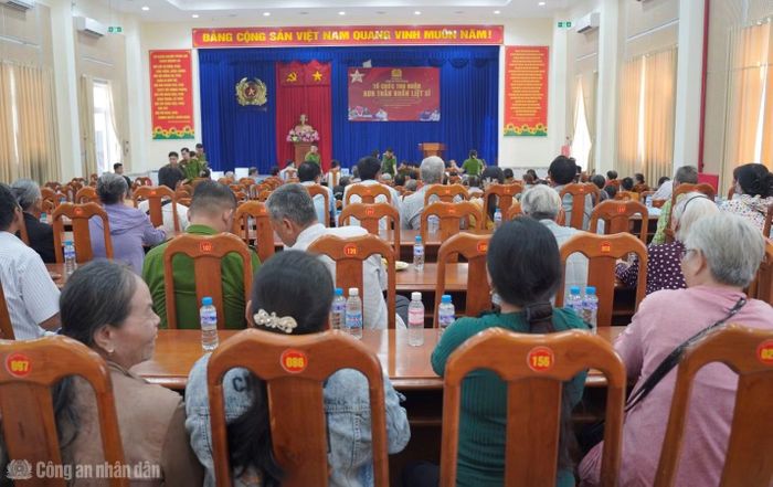 Buổi thu nhận mẫu ADN thân nhân liệt sĩ tại Hội trường Phòng CSCĐ Công an tỉnh Cà Mau.
