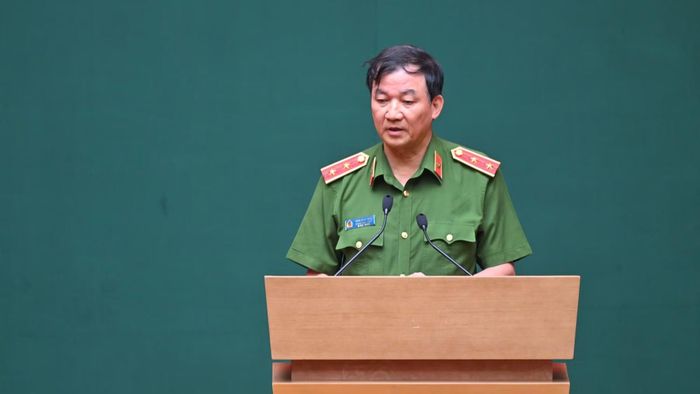 Trung tướng Trần Minh Tiến trình bày báo cáo tóm tắt tình hình, kết quả công tác điều tra, xử lý tội phạm 6 tháng đầu năm và nhiệm vụ, giải pháp trọng tâm 6 tháng cuối năm 2026 của lực lượng CSĐT.