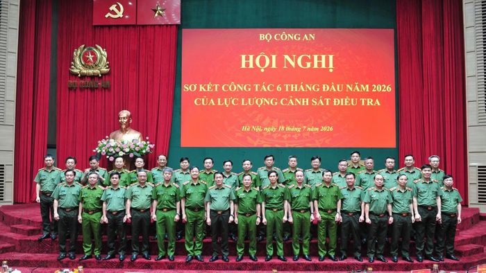 Bộ trưởng Lương Tam Quang, Thứ trưởng Nguyễn Văn Long và các đại biểu dự hội nghị.