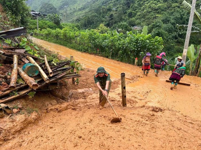 Công An Xã Sín Chải tích cực khắc phục hậu quả sạt lở.