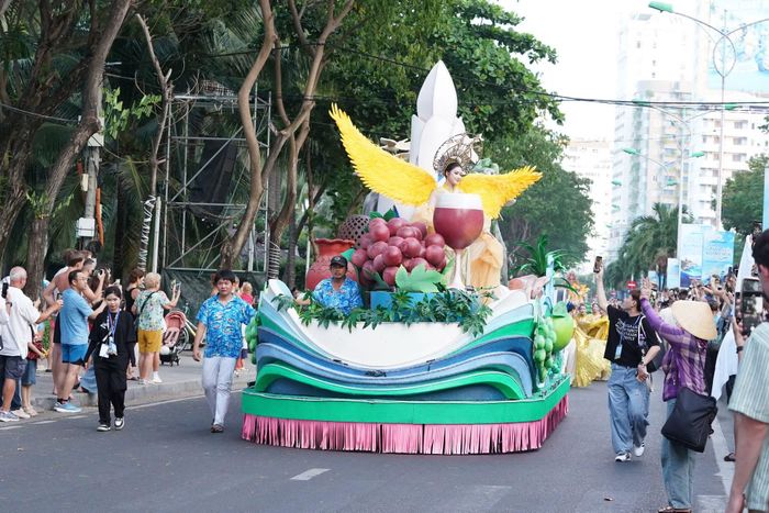 Xe hoa diễu hành trên đường phố Trần Phú, phường Nha Trang chiều 18/7.