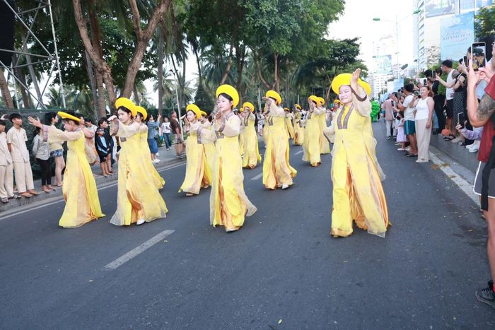 Các nghệ sĩ, nghệ nhân, diễn viên, người đẹp, Hoa hậu, Á hậu... diễu hành trên đường phố Trần Phú chiều 18/7.
