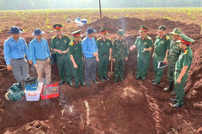 Lãnh đạo Quân khu 7 và Bộ CHQS Đồng Nai kiểm tra khu vực tìm kiếm tại xã Minh Đức.