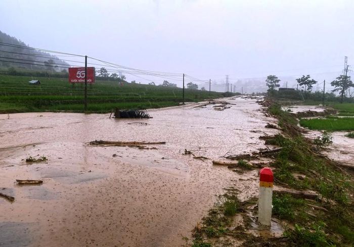 Lũ tràn lên quốc lộ 32 ở Lai Châu gây ách tắc giao thông. Ảnh: CTV