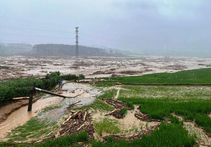 Lũ cuốn trôi nhà cửa, vùi lập hoa màu của người dân xã Mường Than. Ảnh: CTV