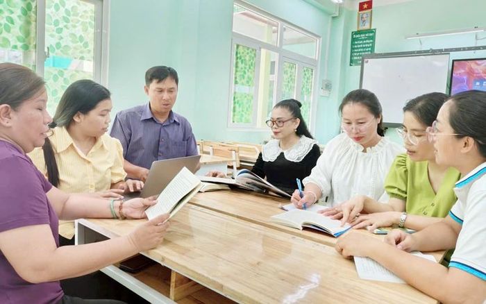 Giáo viên Trường Trung học cơ sở Hà Huy Tập cùng nhau xây dựng kế hoạch.
