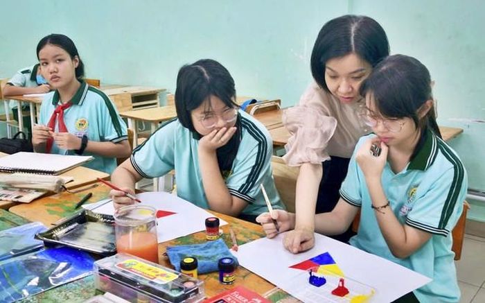 Hoạt động Câu lạc bộ được nhà trường duy trì vài năm nay, song mùa hè này mở rộng ra thêm 1 số nội dung mới như lập trình scrat, khéo tay kỹ thuật, robot- dựa trên nhu cầu, mong muốn của học sinh.