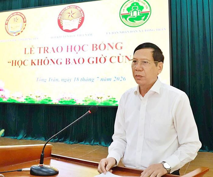 Chủ tịch Hội Khuyến học tỉnh Hưng Yên Vũ Mạnh Hiền phát biểu tại chương trình.