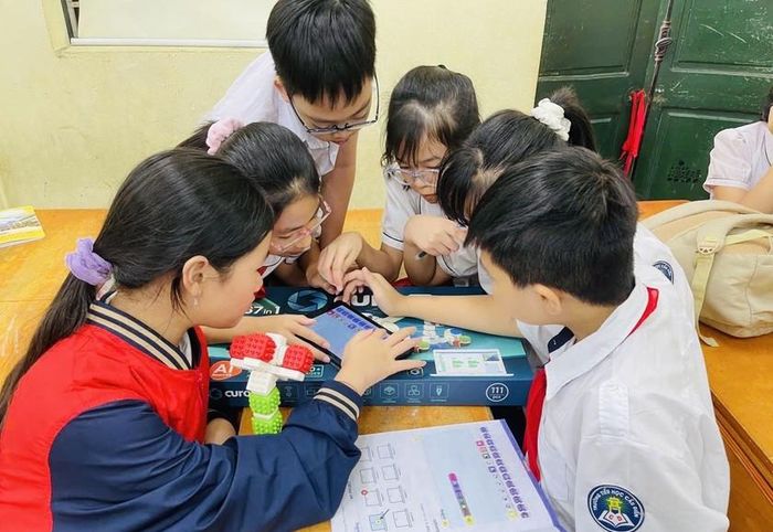 Học sinh tiểu học Hà Nội thực hành công nghệ. Việc tăng tần suất trải nghiệm thực tế giúp giáo dục STEM đi vào chiều sâu, thoát khỏi tính phong trào. Ảnh: Trường Tiểu học Cầu Diễn