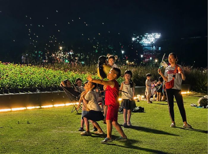 Nhiều người cho rằng nên để trẻ em được vui chơi, tận hưởng những ngày hè sau một năm học vất vả