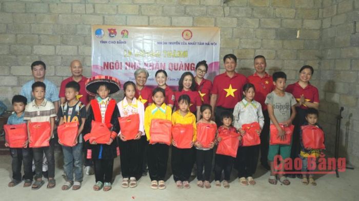 Đoàn công tác trao tặng các suất quà cho học sinh có hoàn cảnh khó khăn trên địa bàn xã Xuân Trường.