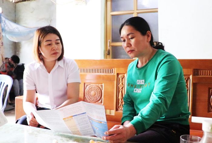 Cán bộ Bảo hiểm xã hội tuyên truyền về các chính sách an sinh xã hội cho người dân xã Nguyên Bình.